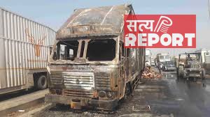 नेशनल हाईवे पर चलते ट्रक में लगी भीषण आग, देखते ही देखते जलकर हो गया खाक