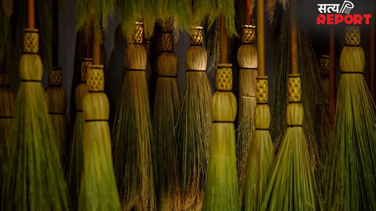 Broom Vastu Rules: झाड़ू लगाने से पहले ये बातें अच्छे से गांठ बांध लें, वरना कंगाली का खतरा!