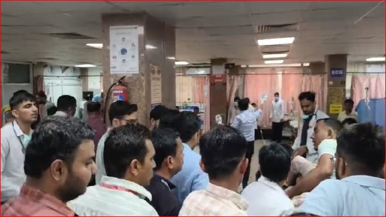 पुष्कर घाटी में भीषण हादसा: 150 फीट गहरी खाई में गिरी यात्रियों से भरी बस, दो की मौत, कई घायल