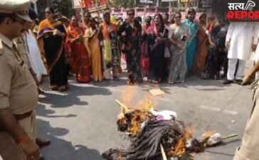 UP News: राहुल, अखिलेश का पुतला जला रही पूर्व मंत्री अनुपमा जायसवाल झुलसी…