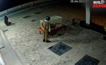 मऊ में पुलिस की वर्दी में चोरी करते पकड़ा गया कथित पुलिसकर्मी, CCTV में वारदात कैद