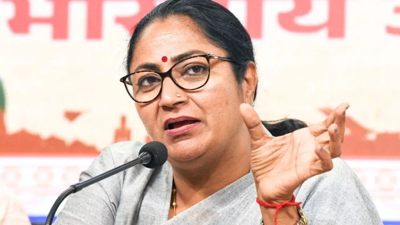 बेटियों के हारने पर लोकतंत्र की जीत कैसे? CM रेखा गुप्ता ने विपक्ष पर बोला हमला