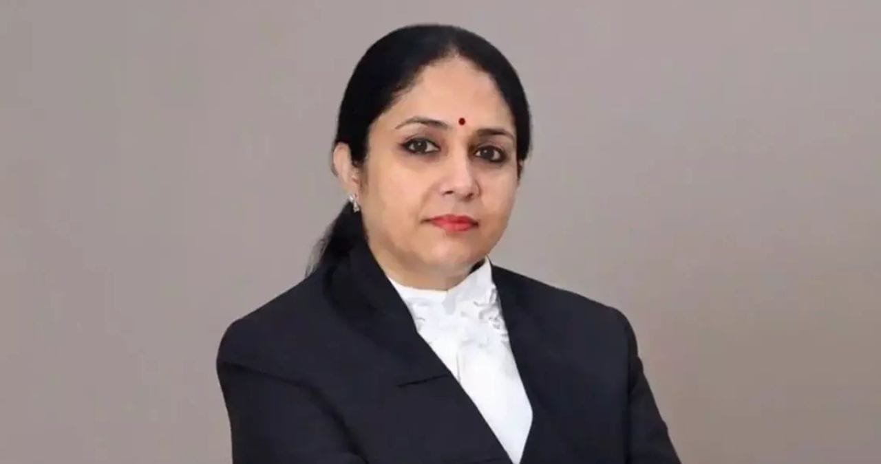 केजरीवाल पर फैसले से पहले जस्टिस स्वर्ण कांता शर्मा का बड़ा फैसला, इस मामले से खुद को किया अलग