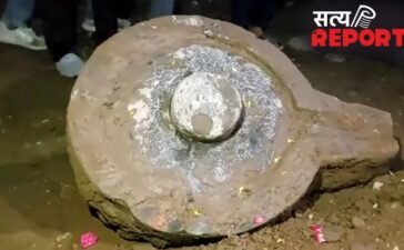 महाकालेश्वर मंदिर परिसर में खुदाई के दौरान मिला विशाल शिवलिंग, दर्शन के लिए उमड़ी भीड़