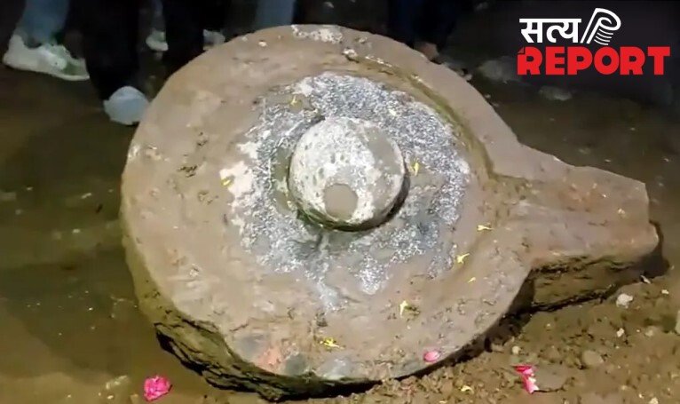 महाकालेश्वर मंदिर परिसर में खुदाई के दौरान मिला विशाल शिवलिंग, दर्शन के लिए उमड़ी भीड़