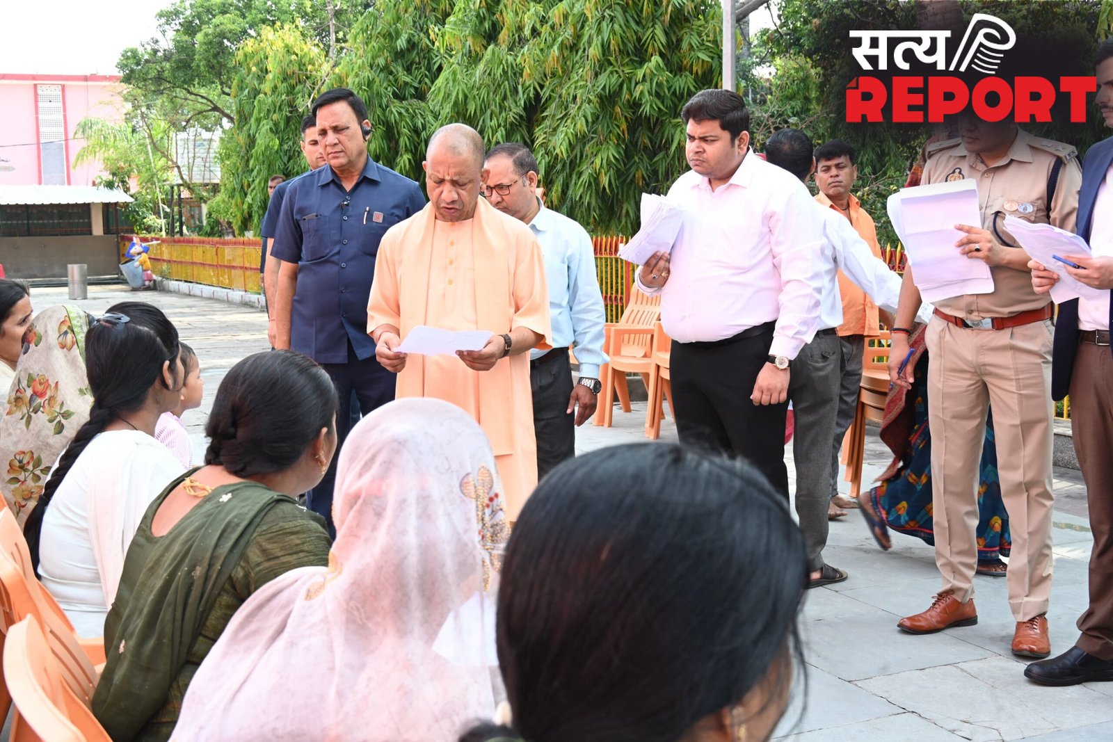 “चिंता न करें, हर समस्या का मिलेगा समाधान”: मुख्यमंत्री योगी ने गोरखपुर में जनता दर्शन में सुनी लोगों की समस्याएं