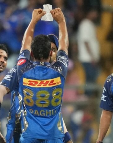 15 साल का इंतजार खत्म, 33 साल के खिलाड़ी ने पहला IPL विकेट लेने के बाद लहराया जय श्री राम लिखा पर्चा