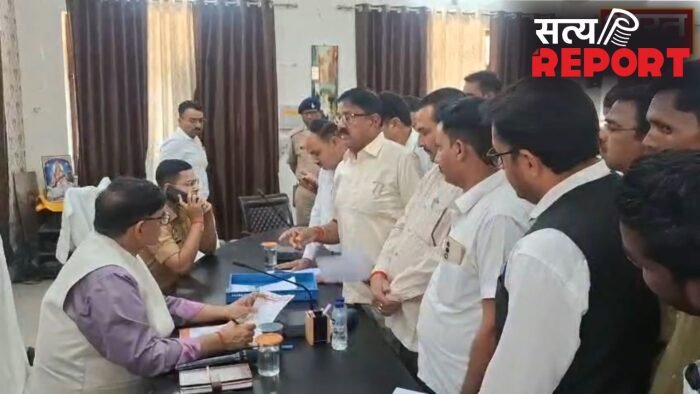 UP News: SDM अजीत प्रताप के खिलाफ वकीलों का हल्लाबोल, DM को ज्ञापन देकर भ्रष्टाचार के खिलाफ कार्रवाई की मांग…