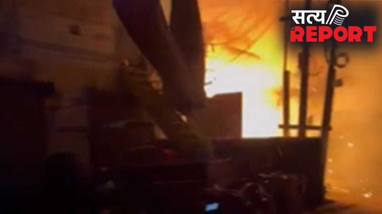 गाजियाबाद के एसी सर्विस सेंटर में भीषण आग… सिलेंडरों में धमाकों से दहला इलाका, बुजुर्ग की मौत; 10 बाइकें राख