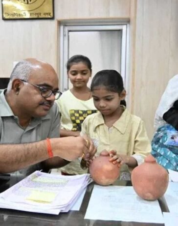​मासूम की गुल्लक पर पड़ा ‘डाका’, सिसकती बच्ची की कहानी सुन पसीजा कानपुर DM का दिल