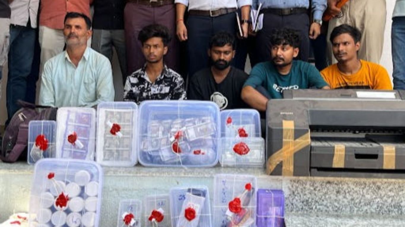 अहमदाबाद में नकली नोटों के रैकेट का भंडाफोड़, नोट छापने की मशीनें और कई उपकरण बरामद..
