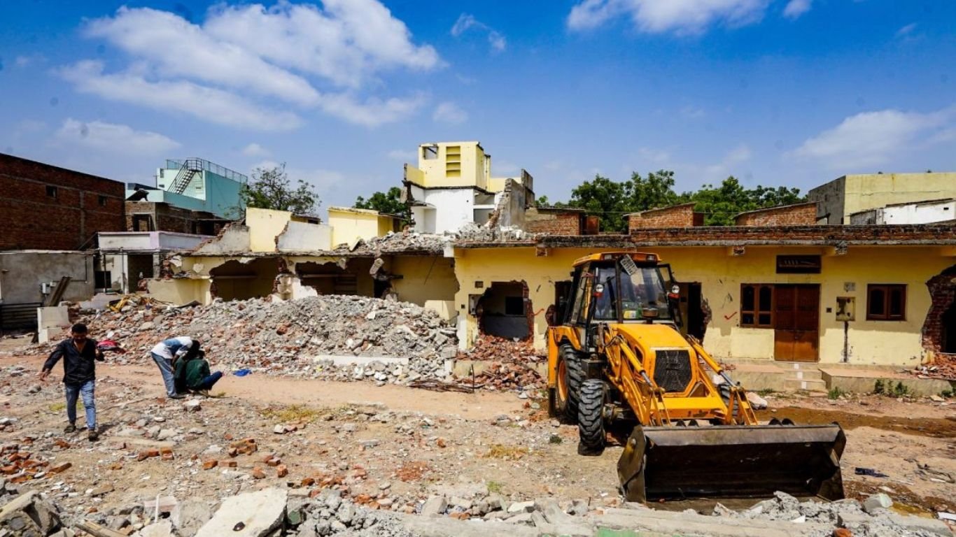 आसाराम बापू आश्रम के पास अवैध निर्माण के खिलाफ कार्रवाई, नगरपालिका ने 37 मकानों को तोड़ा