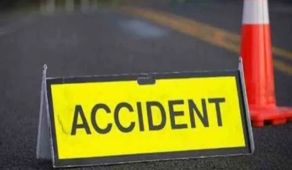 गोंडाः उत्तर प्रदेश के गोंडा में हिट एंड रन, कार ने करीब 9 लोगों को रौंदा, हादसे में 4 लोगों की मौत गोंडाः उत्तर प्रदेश के गोंडा में हिट एंड रन, कार ने करीब 9 लोगों को रौंदा, हादसे में 4 लोगों की मौत