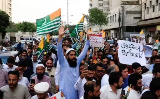 9 जून को PoK में होने वाला है बडा कांड: इंटरनेट बंद, सेना तैनात. 9 जून को PoK में होने वाला है बडा कांड: इंटरनेट बंद, सेना तैनात.