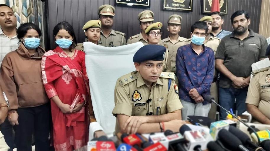 तेलंगाना में साली संग उड़ाया 12 करोड़ का सोना-चांदी, UP में दबोचे गए नेपाल के बंटी-बबली… 7 किलो सोना बरामद… तेलंगाना में साली संग उड़ाया 12 करोड़ का सोना-चांदी, UP में दबोचे गए नेपाल के बंटी-बबली… 7 किलो सोना बरामद…