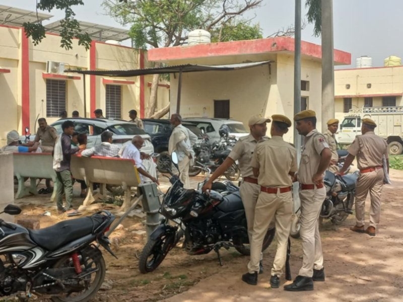प्रेम प्रसंग के चलते खेत में युवती से मिलने पहुंचे युवक की पीट-पीटकर हत्या, गांव में तनाव… प्रेम प्रसंग के चलते खेत में युवती से मिलने पहुंचे युवक की पीट-पीटकर हत्या, गांव में तनाव…