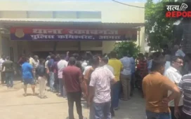 थाने के सामने मंदिर की जमीन पर कब्जे का आरोप, चौकीदार से मारपीट; जैन समाज के लोगों ने किया थाने का घेराव