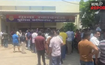 थाने के सामने मंदिर की जमीन पर कब्जे का आरोप, चौकीदार से मारपीट; जैन समाज के लोगों ने किया थाने का घेराव