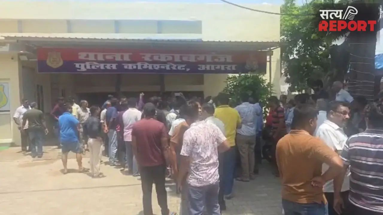 थाने के सामने मंदिर की जमीन पर कब्जे का आरोप, चौकीदार से मारपीट; जैन समाज के लोगों ने किया थाने का घेराव