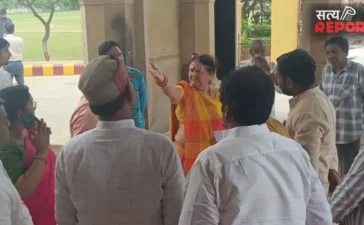Kanpur: बीजेपी से निष्कासित पार्षद ने सीएम तक पहुंचाई शिकायत; महापौर भड़की बोली- अंदर कैसे पहुंचा Kanpur: बीजेपी से निष्कासित पार्षद ने सीएम तक पहुंचाई शिकायत; महापौर भड़की बोली- अंदर कैसे पहुंचा