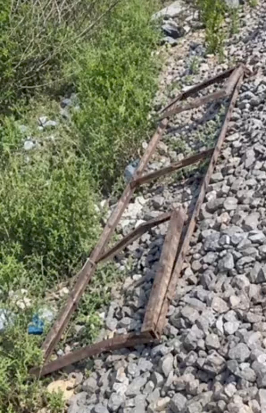 लखनऊ में ट्रेन पलटने की बड़ी साजिश नाकाम! पटरी पर रखा था 50 किलो का लोहा, पंजाब मेल के इंजन में फंसा भारी एंगल; हादसा टला… लखनऊ में ट्रेन पलटने की बड़ी साजिश नाकाम! पटरी पर रखा था 50 किलो का लोहा, पंजाब मेल के इंजन में फंसा भारी एंगल; हादसा टला…