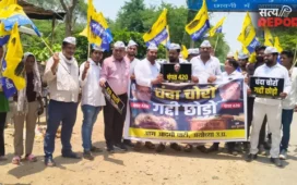 राम मंदिर चढ़ावे में भ्रष्टाचार के आरोपों पर AAP का प्रदर्शन, ₹420 का चेक बनाकर चंपत राय को भेजा