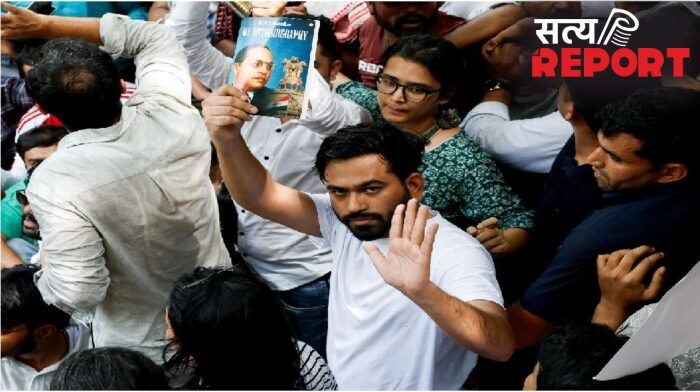 जंतर-मंतर पर प्रदर्शन के दौरान ‘कॉकरोच जनता पार्टी’ के अभिजीत दिपके की बिगड़ी तबीयत
