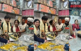 काशी पहुंचे अखिलेश यादव के बेटे अर्जुन और बेटी टीना, बाबा विश्वनाथ के किए दर्शन, बनारसी मिठाई का भी लिया स्वाद