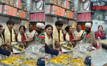 काशी पहुंचे अखिलेश यादव के बेटे अर्जुन और बेटी टीना, बाबा विश्वनाथ के किए दर्शन, बनारसी मिठाई का भी लिया स्वाद