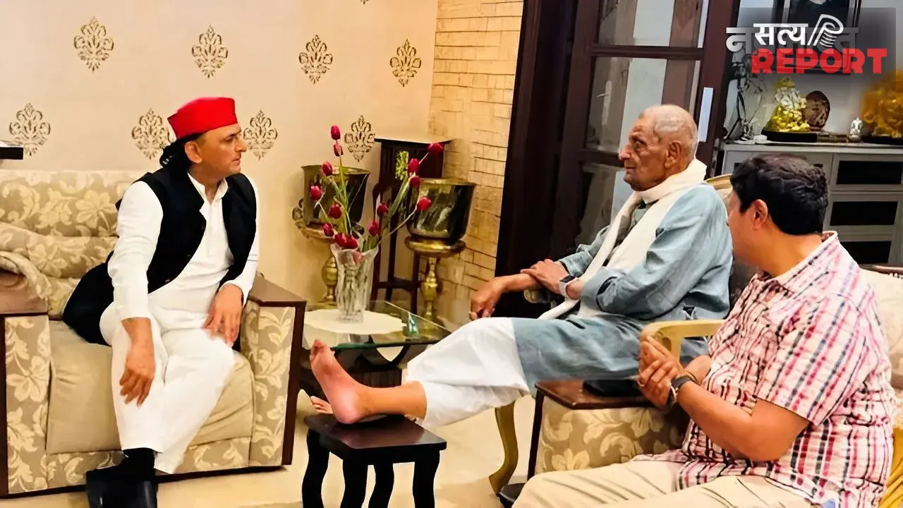 UP Chunav 2027: अखिलेश यादव के सामने टेबल पर पैर रखकर बात करने वाला ये नेता कौन? तस्वीरें सोशल मीडिया पर वायरल