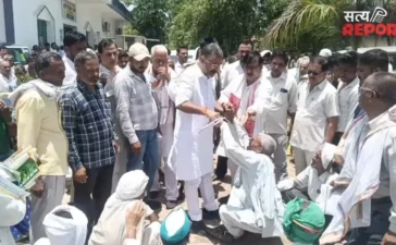 Agra: किसानों ने रोका कैबिनेट मंत्री भूपेंद्र चौधरी का काफिला, मांगों को लेकर सड़क पर बैठकर किया प्रदर्शन Agra: किसानों ने रोका कैबिनेट मंत्री भूपेंद्र चौधरी का काफिला, मांगों को लेकर सड़क पर बैठकर किया प्रदर्शन