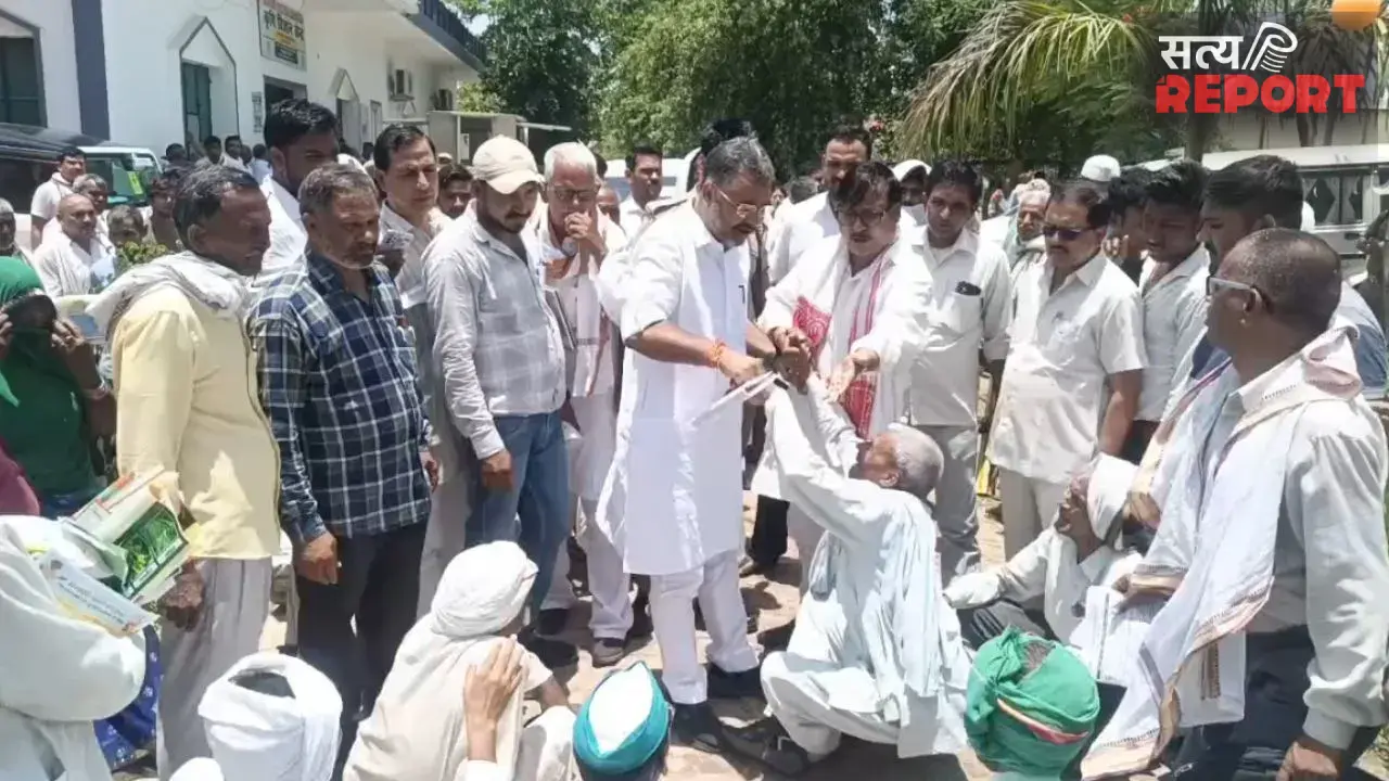 Agra: किसानों ने रोका कैबिनेट मंत्री भूपेंद्र चौधरी का काफिला, मांगों को लेकर सड़क पर बैठकर किया प्रदर्शन