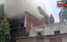 Fire Breaks Out: आगरा की जूता फैक्ट्री में भीषण आग, धुएं और लपटों से मचा हड़कंप, दमकल की कई गाड़ियां मौके पर