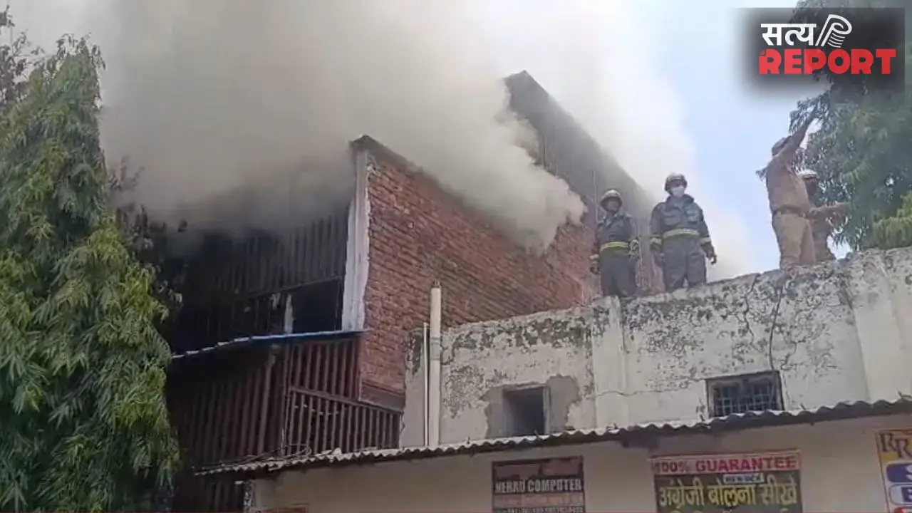 Fire Breaks Out: आगरा की जूता फैक्ट्री में भीषण आग, धुएं और लपटों से मचा हड़कंप, दमकल की कई गाड़ियां मौके पर