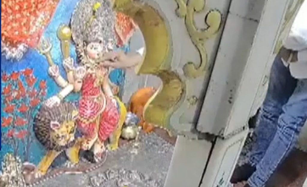 पहले हाथ जोड़कर मंदिर में शोएब जावेद ने की पूजा, फिर देवी की मूर्ति से उड़ा ले गया सोने का मंगलसूत्र पहले हाथ जोड़कर मंदिर में शोएब जावेद ने की पूजा, फिर देवी की मूर्ति से उड़ा ले गया सोने का मंगलसूत्र