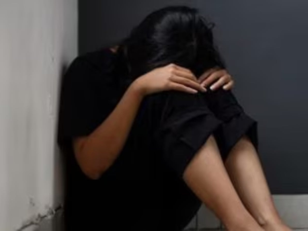 साउथ अफ्रीका से लौटा पिता और बेटी का करने लगा रेप, फिर गर्भनिरोधक गोलियां खिलाईं, अब पत्नी बोली- मेरे पति को… साउथ अफ्रीका से लौटा पिता और बेटी का करने लगा रेप, फिर गर्भनिरोधक गोलियां खिलाईं, अब पत्नी बोली- मेरे पति को…