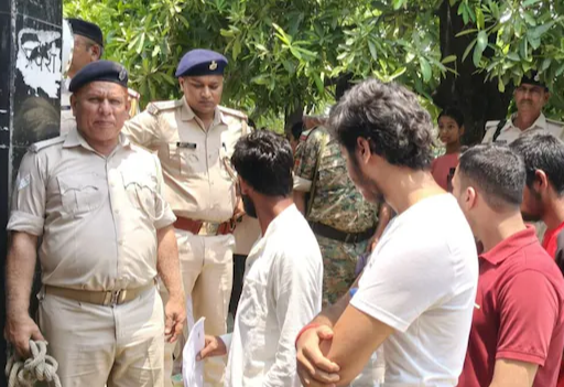 बिहार पुलिस के साथ NEET परीक्षा देने पहुंचा युवक, हाथों में हथकड़ी देख चौंके परीक्षार्थी… बिहार पुलिस के साथ NEET परीक्षा देने पहुंचा युवक, हाथों में हथकड़ी देख चौंके परीक्षार्थी…