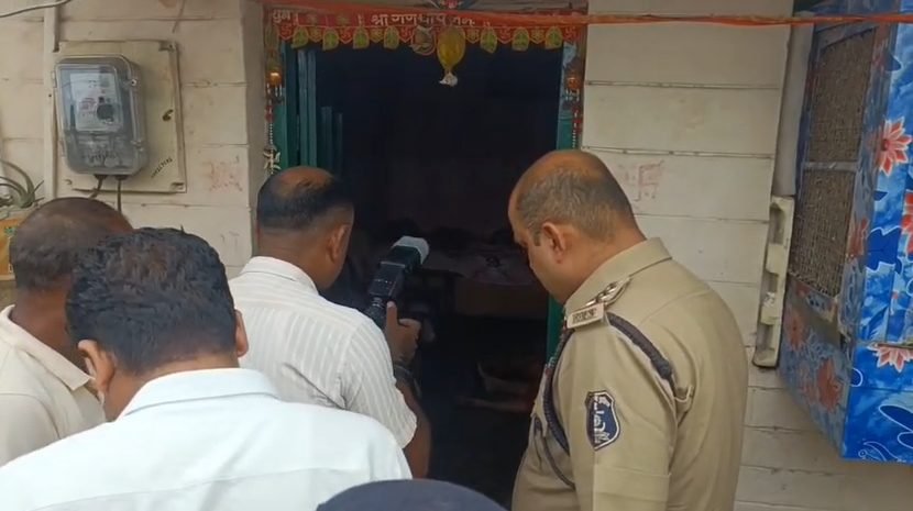 घर के अंदर मिली दंपती की लाश: फर्श पर पत्नी का शव, तो फंदे से लटका मिला पति, इलाके में मचा हड़कंप… घर के अंदर मिली दंपती की लाश: फर्श पर पत्नी का शव, तो फंदे से लटका मिला पति, इलाके में मचा हड़कंप…