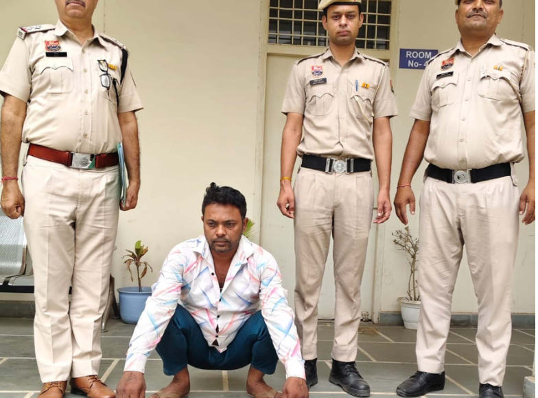 आईएमटी मानेसर में खौफनाक वारदात: चरित्र पर शक में मारुति कर्मी ने चुन्नी से घोंटा पत्नी का गला; केएमपी एक्सप्रेसवे से गिरफ्तार आईएमटी मानेसर में खौफनाक वारदात: चरित्र पर शक में मारुति कर्मी ने चुन्नी से घोंटा पत्नी का गला; केएमपी एक्सप्रेसवे से गिरफ्तार