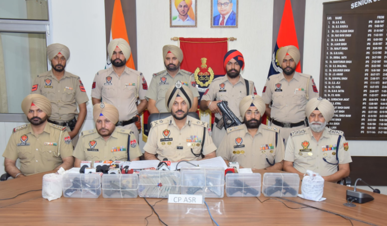 अमृतसर पुलिस की बड़ी कामयाबी: अफगान नागरिक और 2 नाबालिगों समेत 6 गिरफ्तार; हथियार, नशा और हवाला नेटवर्क तबाह अमृतसर पुलिस की बड़ी कामयाबी: अफगान नागरिक और 2 नाबालिगों समेत 6 गिरफ्तार; हथियार, नशा और हवाला नेटवर्क तबाह