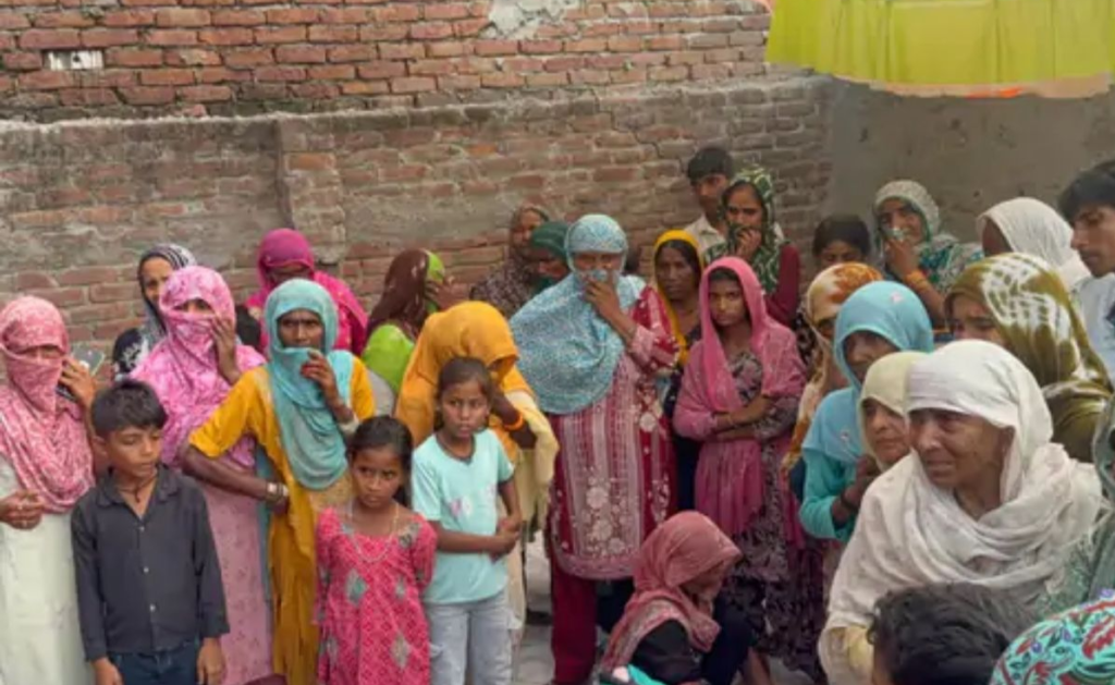 बहन का मौसेरे भाई से चल रहा था अफेयर, सगे भाई ने सिर पर उतार दी 3 गोलियां, खून से सना घर देखकर मां के उड़े होश.. बहन का मौसेरे भाई से चल रहा था अफेयर, सगे भाई ने सिर पर उतार दी 3 गोलियां, खून से सना घर देखकर मां के उड़े होश..