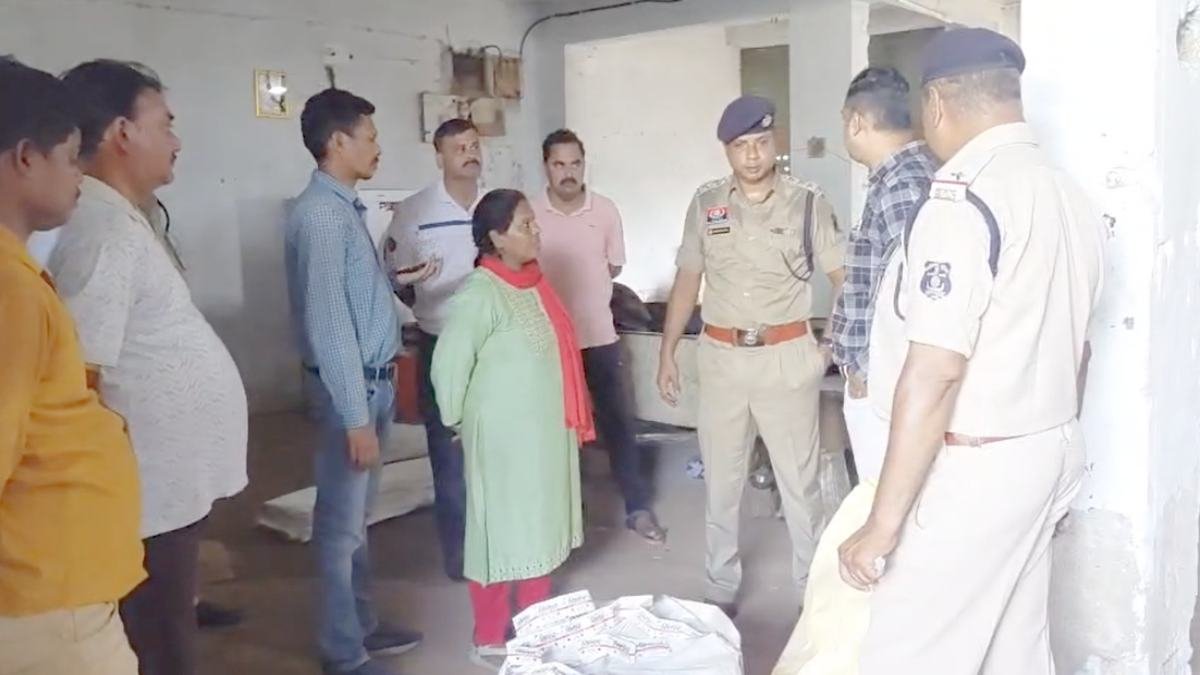 टीम ने मारा छापा, पुलिस हिरासत में 12 लोग, वासिंग पाउडर की आड़ में बना रहे थे नकली गुटखा.. टीम ने मारा छापा, पुलिस हिरासत में 12 लोग, वासिंग पाउडर की आड़ में बना रहे थे नकली गुटखा..
