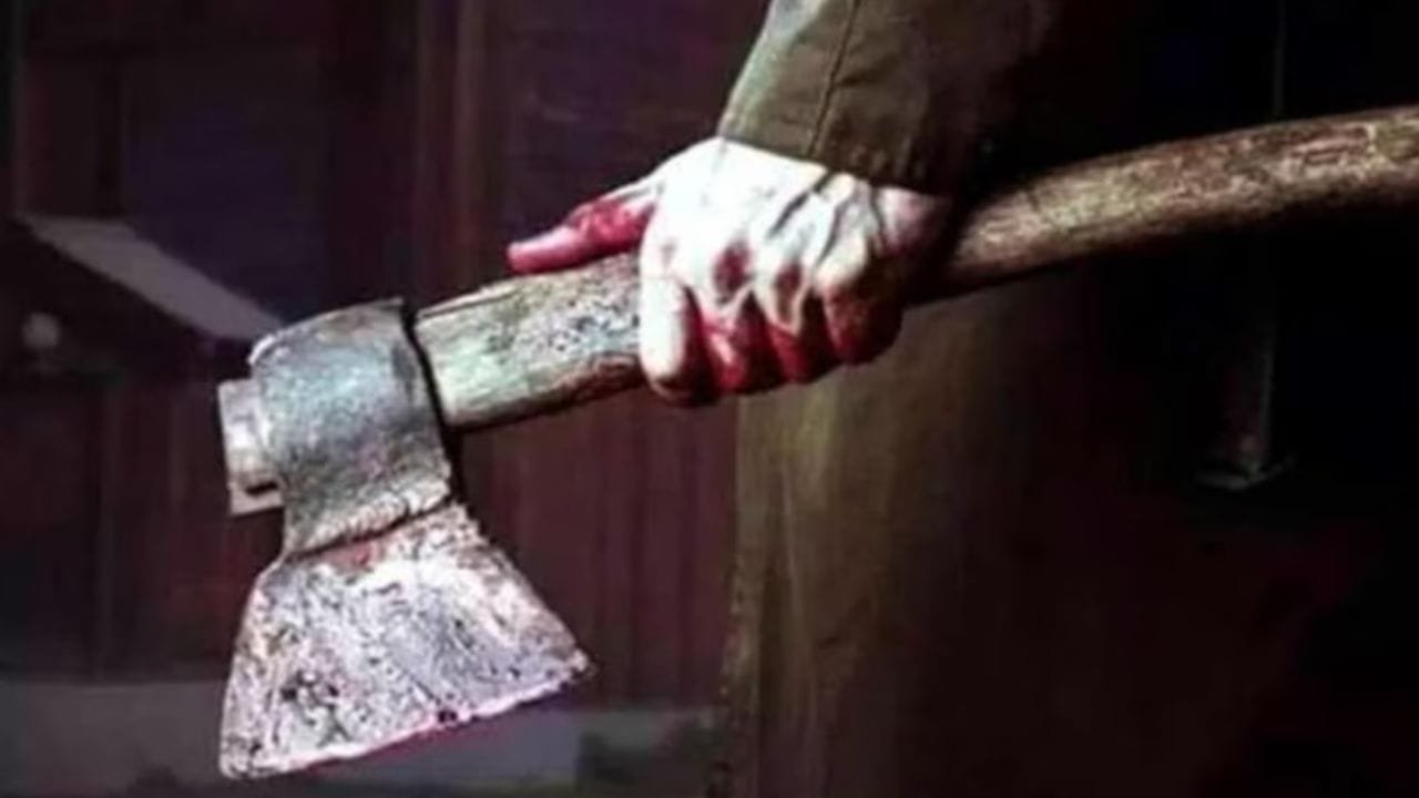 बाप बना हैवान, बेटी को कुल्हाड़ी से काट डाला, बचाने आई पत्नी पर भी किया हमला.. बाप बना हैवान, बेटी को कुल्हाड़ी से काट डाला, बचाने आई पत्नी पर भी किया हमला..