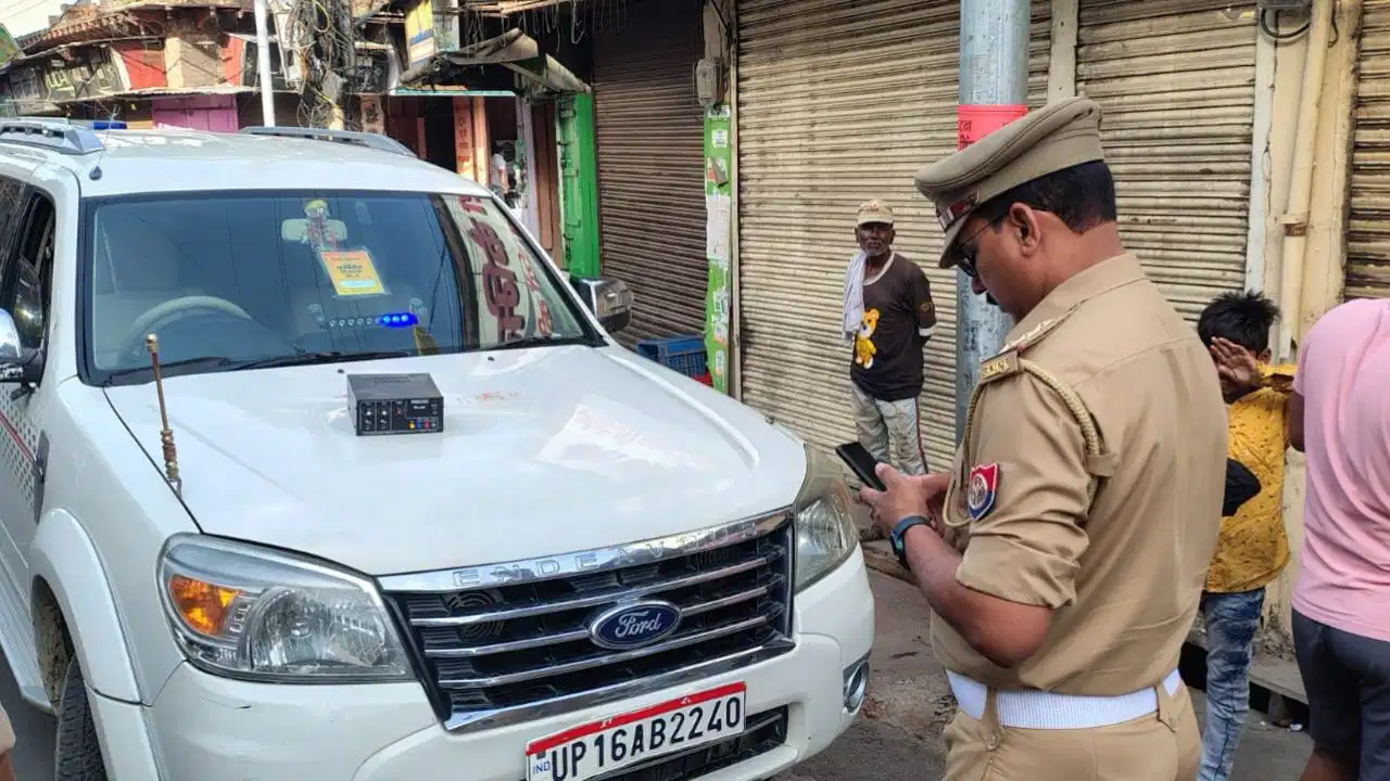 लग्जरी कार पर लाल-नीली बत्ती, हूटर और फर्जी विधायक पास, VIP रौब झाड़ रहे रसूखदार पर पुलिस ने ठोका 20,000 का जुर्माना लग्जरी कार पर लाल-नीली बत्ती, हूटर और फर्जी विधायक पास, VIP रौब झाड़ रहे रसूखदार पर पुलिस ने ठोका 20,000 का जुर्माना