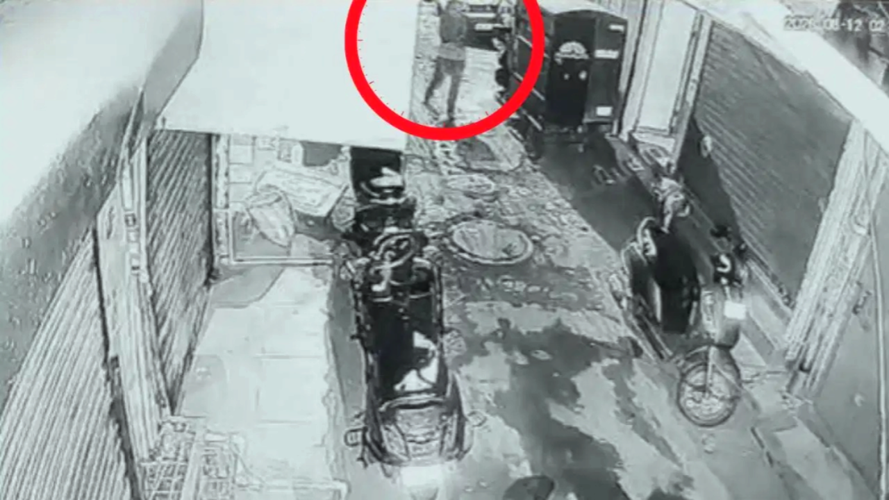 हादसा नहीं, खौफनाक साजिश थी; 5 मंजिला इमारत फूंकने वाली नाबालिग लड़की CCTV में कैद, 3 की मौत..? हादसा नहीं, खौफनाक साजिश थी; 5 मंजिला इमारत फूंकने वाली नाबालिग लड़की CCTV में कैद, 3 की मौत..?
