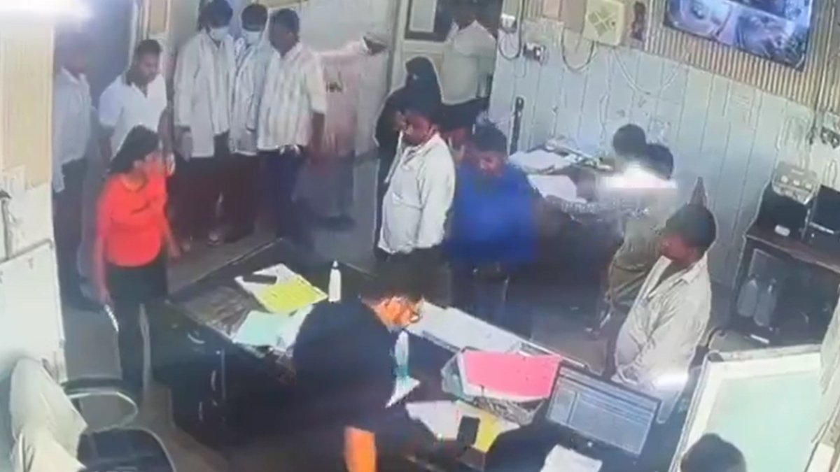 हाथ में चाकू लेकर इलाज कराने पहुंची महिला, जान बचाकर भागे डॉक्टर और नर्सिंग स्.. हाथ में चाकू लेकर इलाज कराने पहुंची महिला, जान बचाकर भागे डॉक्टर और नर्सिंग स्..