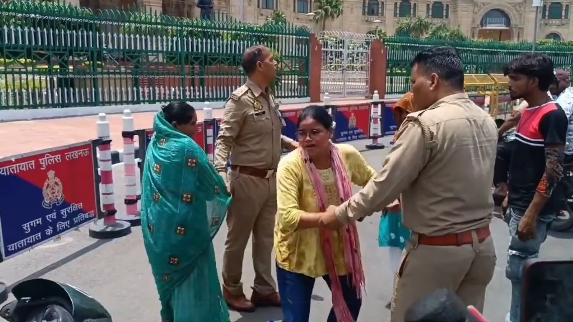 लखनऊ विधानसभा के सामने आत्मदाह की कोशिश: पेट्रोल की बोतल लेकर पहुंचीं हरदोई की मां-बेटी, संडीला पुलिस पर एफआईआर न दर्ज करने का आरोप.. लखनऊ विधानसभा के सामने आत्मदाह की कोशिश: पेट्रोल की बोतल लेकर पहुंचीं हरदोई की मां-बेटी, संडीला पुलिस पर एफआईआर न दर्ज करने का आरोप..