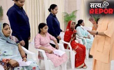 जनता दर्शन में पहुंची बुजुर्ग मां और बेटी की फरियाद सुन भावुक हुए सीएम योगी, बीटेक में दाखिले का दिया आश्वासन