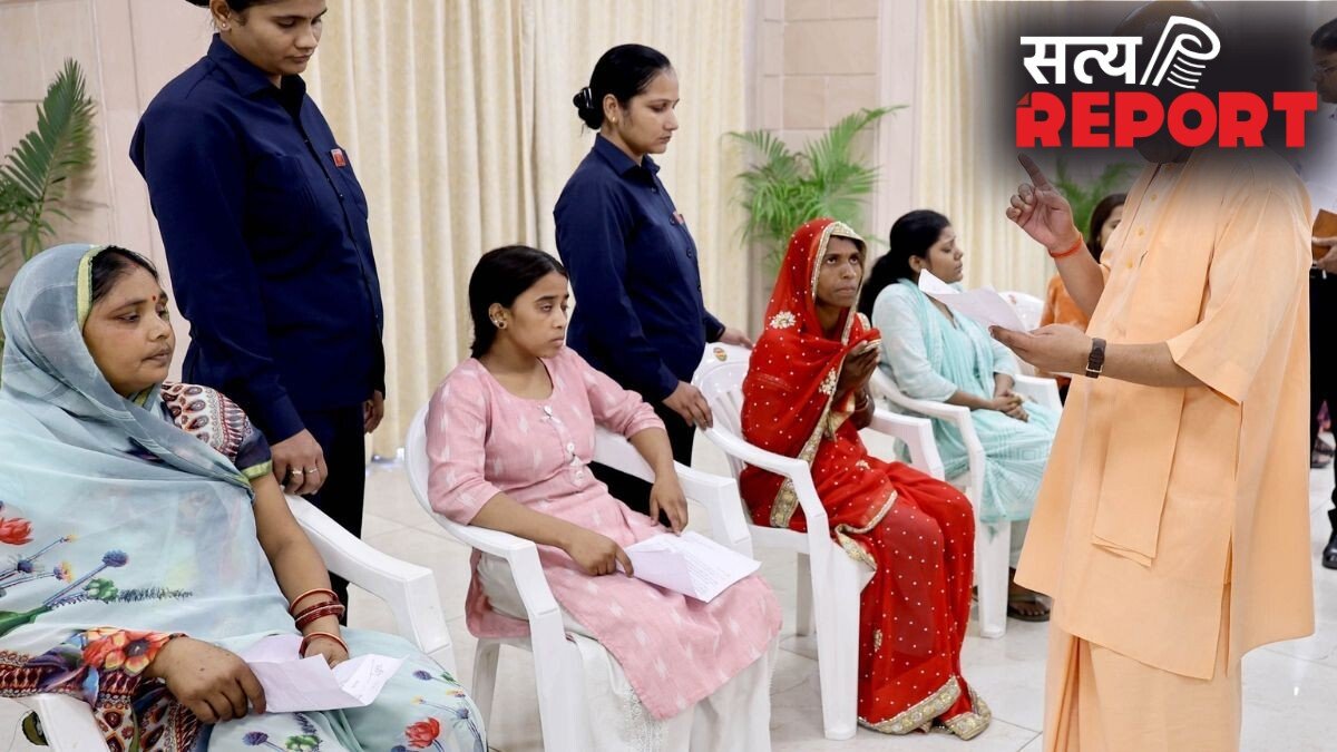 जनता दर्शन में पहुंची बुजुर्ग मां और बेटी की फरियाद सुन भावुक हुए सीएम योगी, बीटेक में दाखिले का दिया आश्वासन
