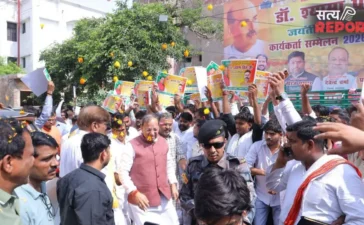 राम मंदिर चंदा विवाद पर अरुण सिंह ने विपक्ष को घेरा; सम्मेलन के बाद नाश्ते के पैकेटों पर मची छीना-झपटी राम मंदिर चंदा विवाद पर अरुण सिंह ने विपक्ष को घेरा; सम्मेलन के बाद नाश्ते के पैकेटों पर मची छीना-झपटी